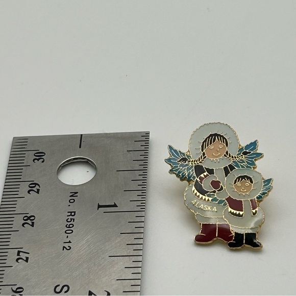 Small Novelty Alaska Mother and Daughter Eskimo with Wings Lapel Pin Snow Winter - Picture 3 of 6